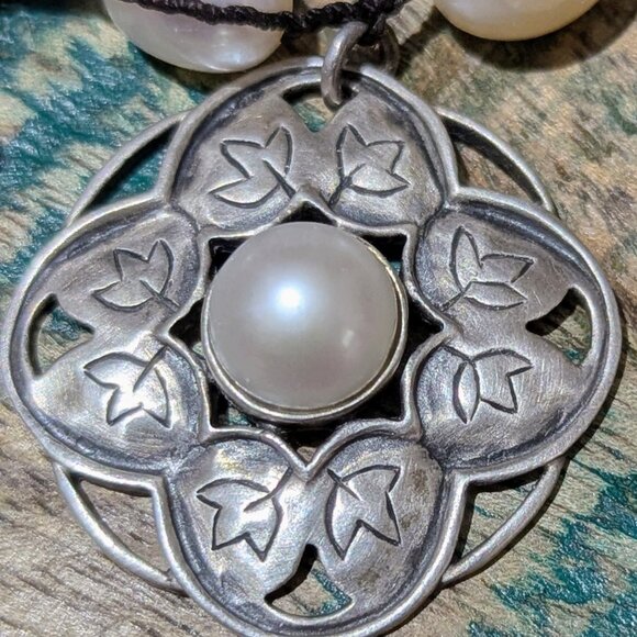 Freshwater pearl necklace with sterling silver pendant - Picture 2 of 3